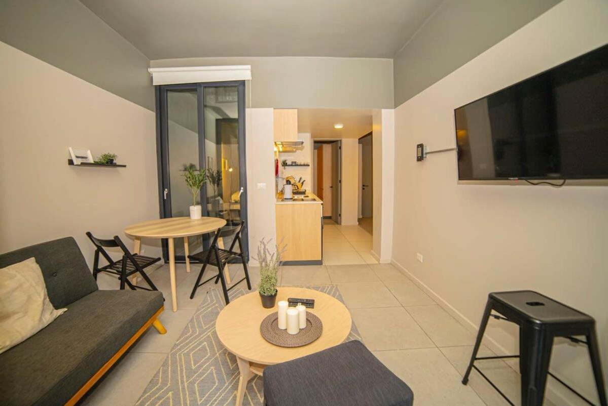 Apartamento With Private Terrace Steps From Metro
