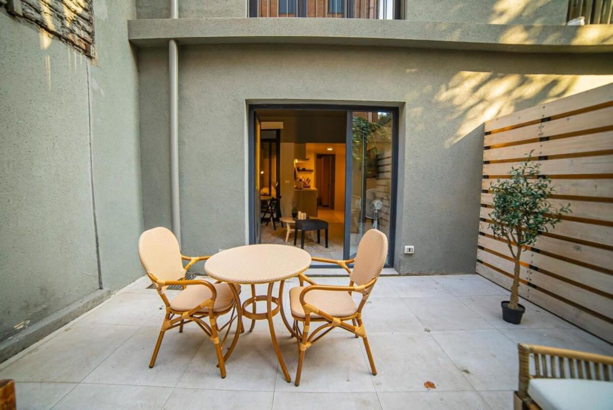 With Private Terrace Steps From Metro Apartamento
