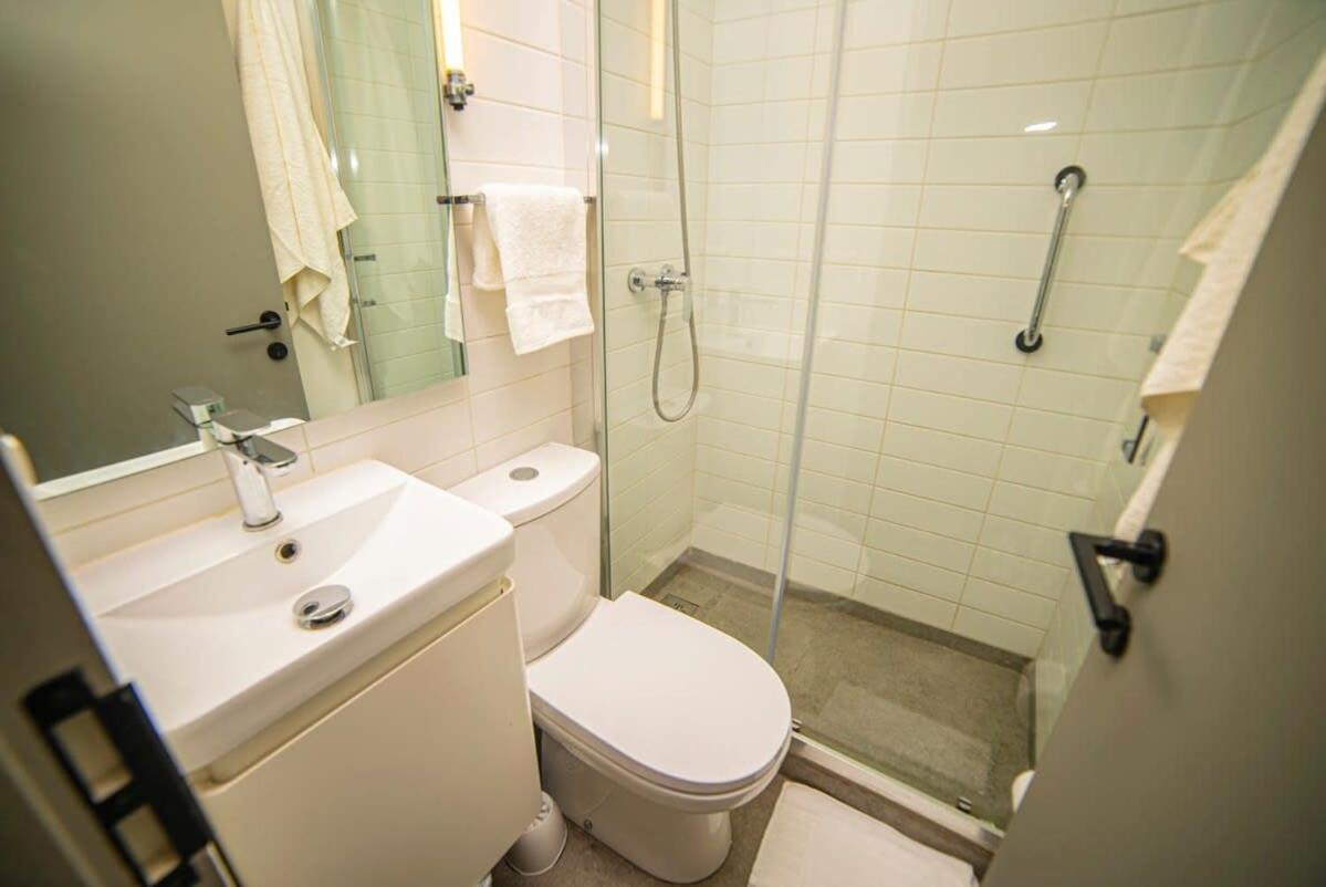 Apartamento With Private Terrace Steps From Metro