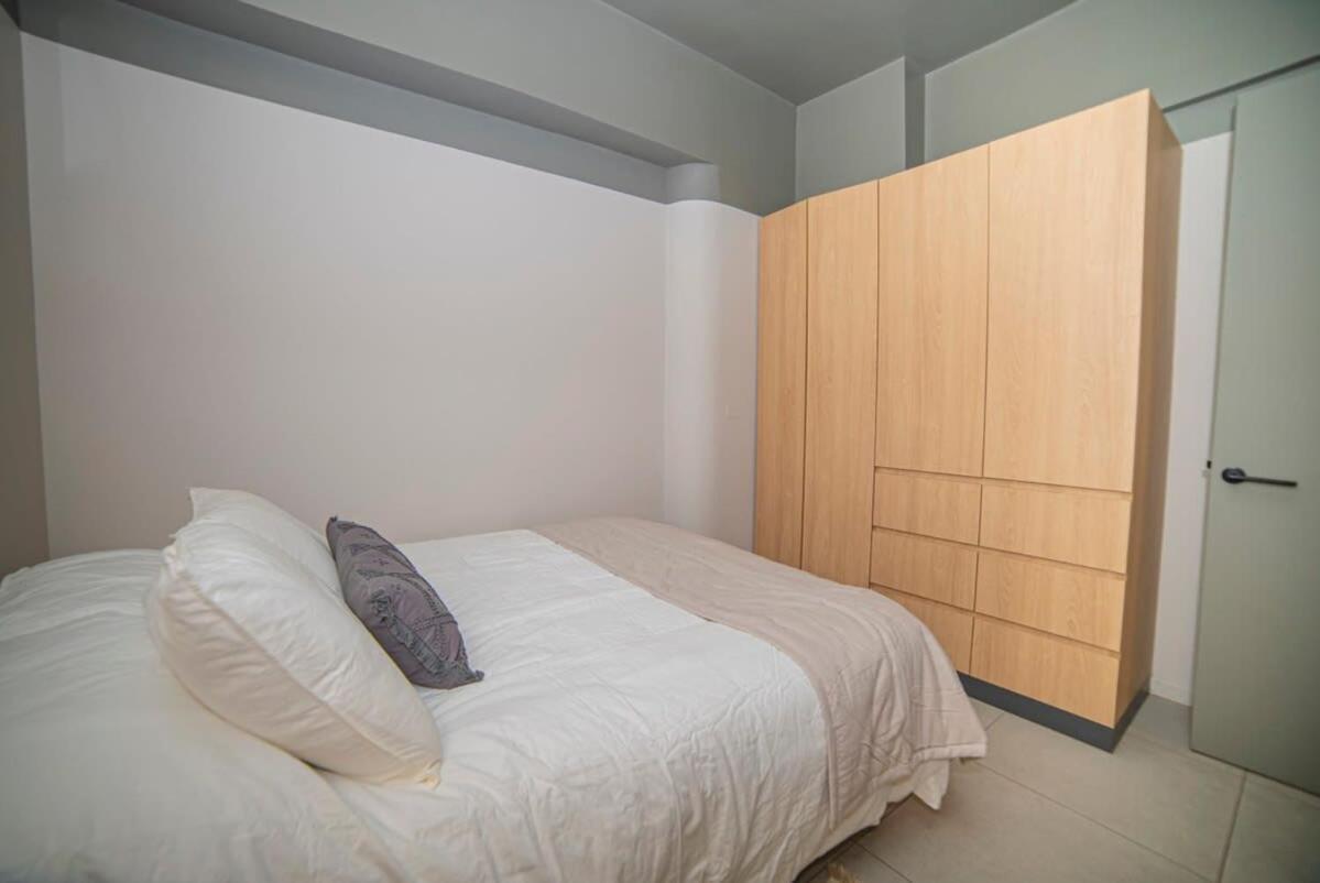 With Private Terrace Steps From Metro Apartamento *