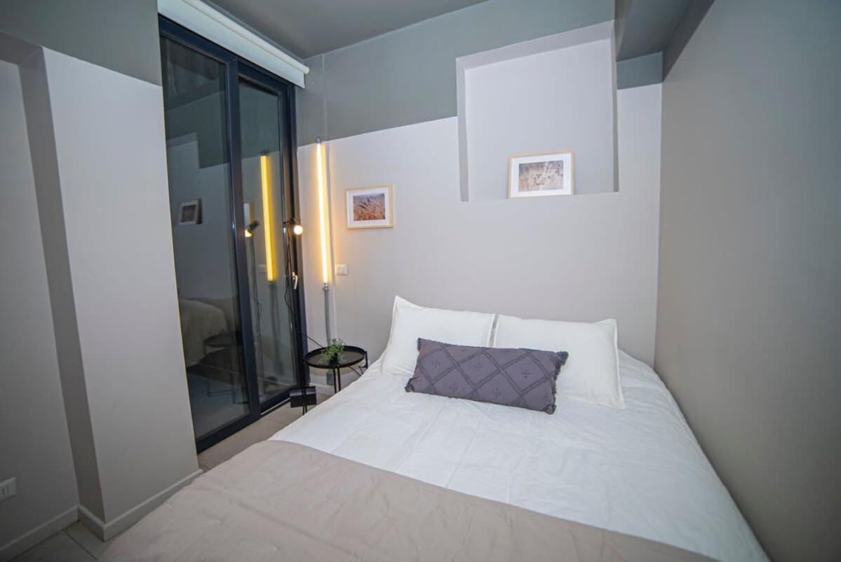 With Private Terrace Steps From Metro Apartamento *