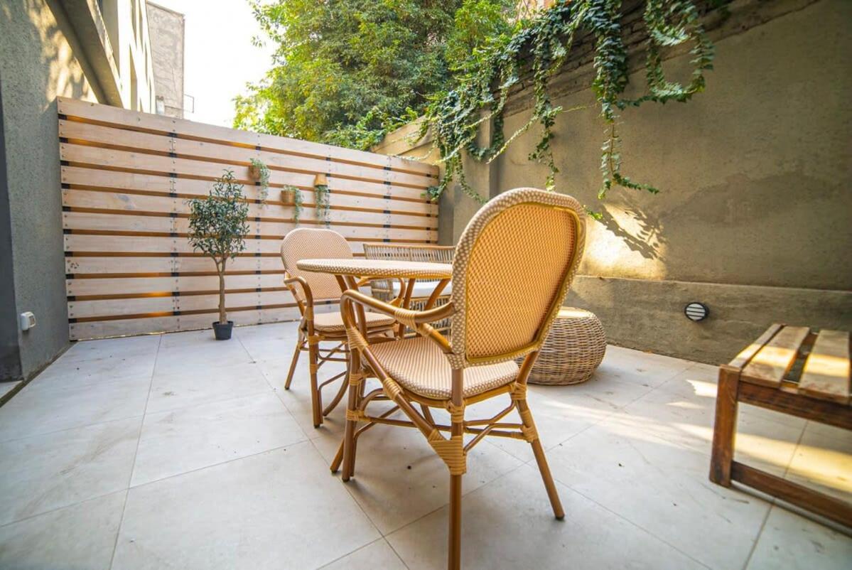 With Private Terrace Steps From Metro Apartamento *
