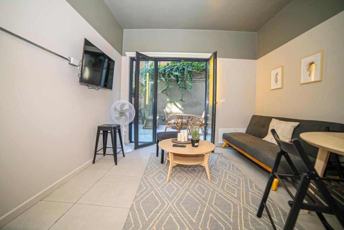 Apartamento With Private Terrace Steps From Metro *