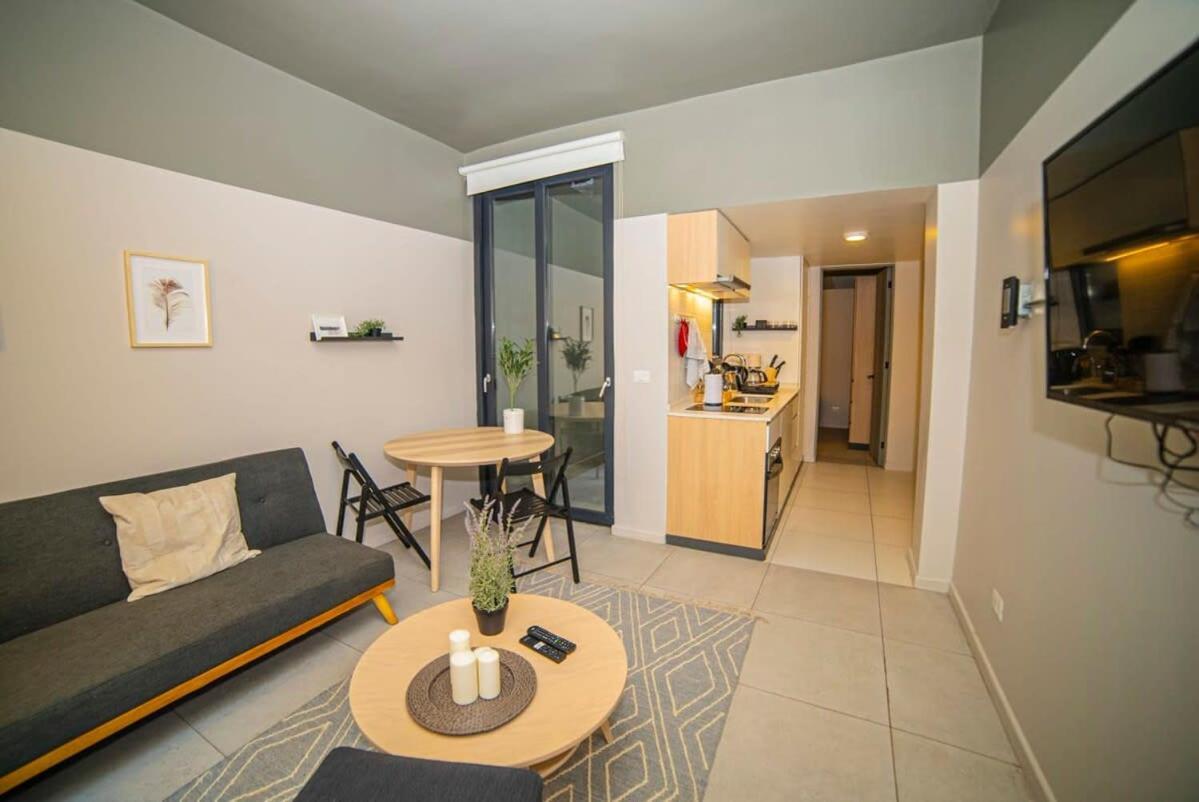 Apartamento With Private Terrace Steps From Metro