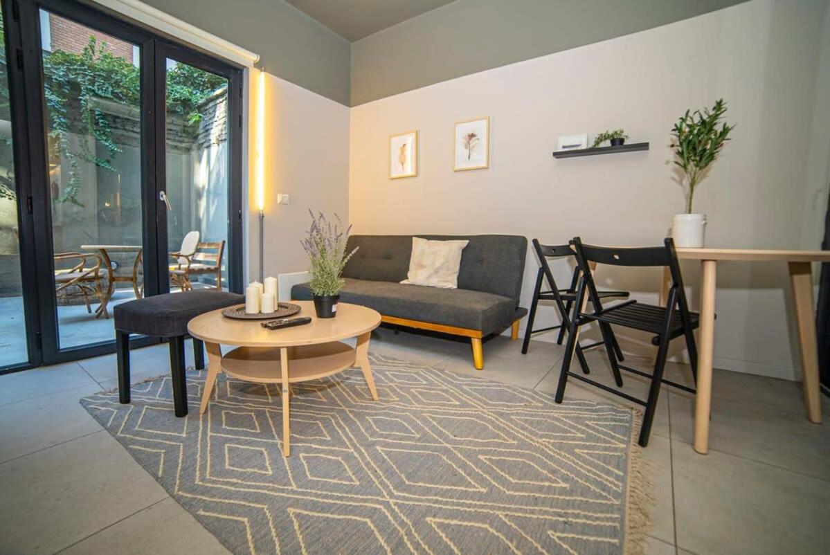 With Private Terrace Steps From Metro Apartamento